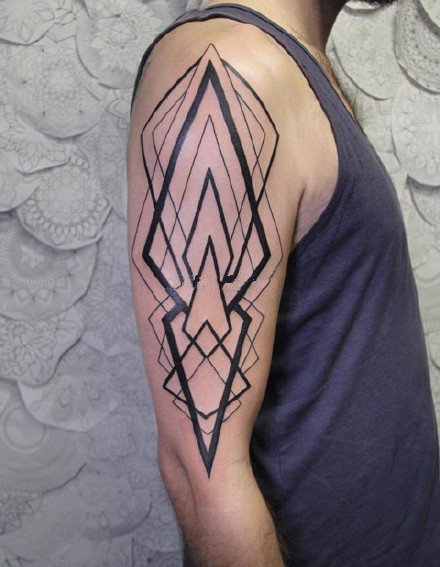 包臂风格的一组几何网状纹身作品图片