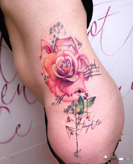 一组彩色花朵，彩色包臀纹身图案欣赏