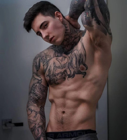 欧美的一组纹身肌肉型男帅哥图片
