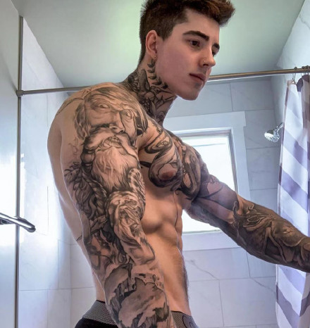 欧美的一组纹身肌肉型男帅哥图片