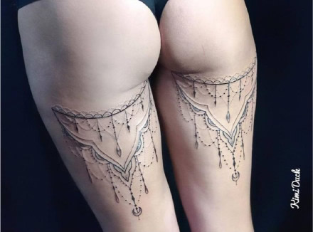 女性大腿后的性感梵花纹身图片