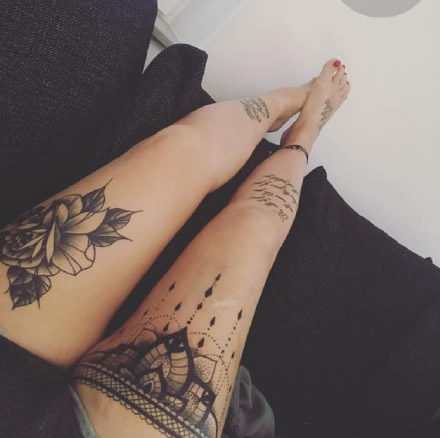 女性大腿后的性感梵花纹身图片