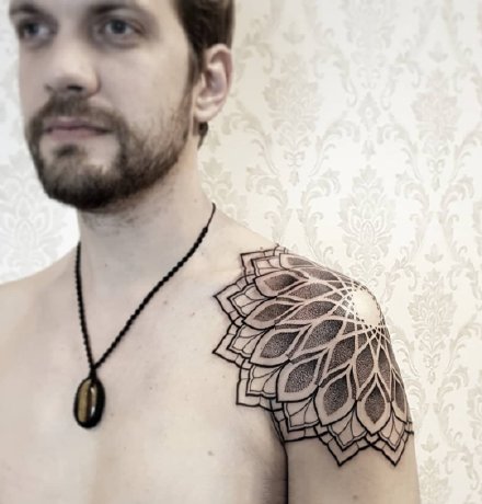男性肩部的一组点刺梵花纹身图片