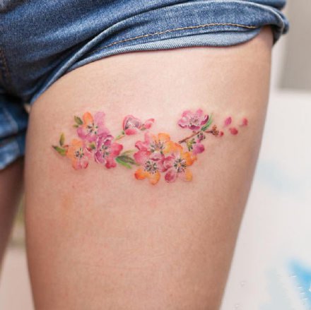 女生大腿的一组小清新性感花卉纹身图片