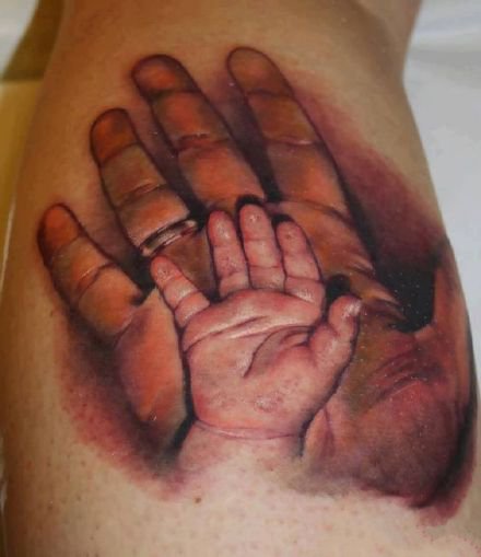 亲情纹身 象征父爱母爱的大手牵小手9款纹身图片