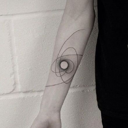 线和圆组成的一组极简几何图形纹身图片