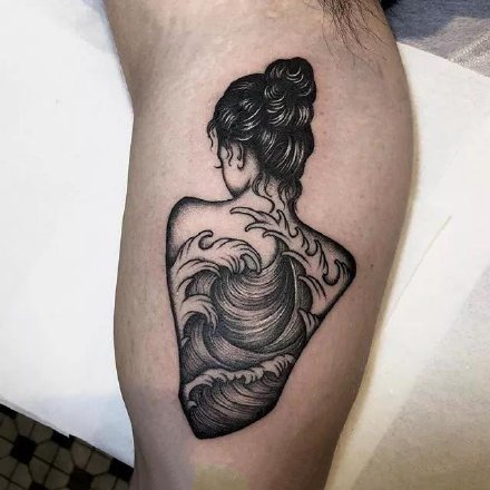 创意妖娆美女背后的浪花纹身图案