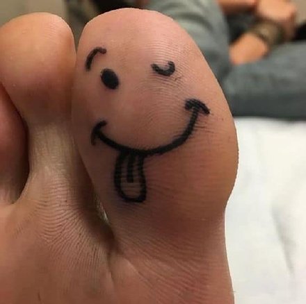 可爱的一组脚趾大拇指下面的表情符号纹身
