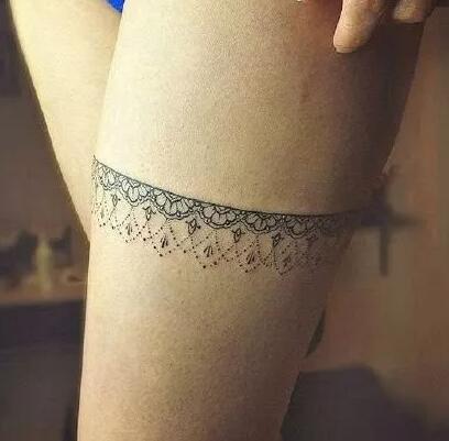 女性大腿上的15款性感蕾丝腿环纹身图案