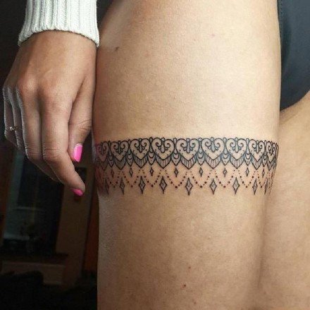 女性大腿上的15款性感蕾丝腿环纹身图案