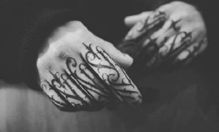 手指手背的一组9张暗黑花体字纹身图