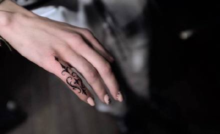 手指手背的一组9张暗黑花体字纹身图