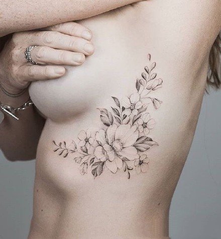 女生性感小清新的胸部素花纹身图片