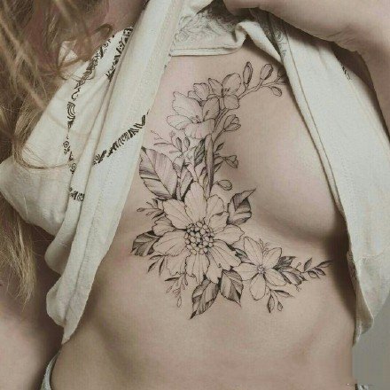 女生性感小清新的胸部素花纹身图片