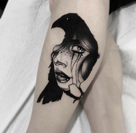 black work的一组18张暗黑色女郎纹身图片