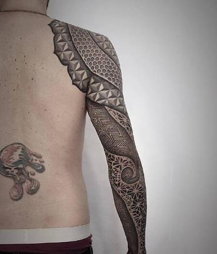 图腾大黑臂几何设计纹身 拉斯维加斯的纹身艺术家Brandon Crone作品