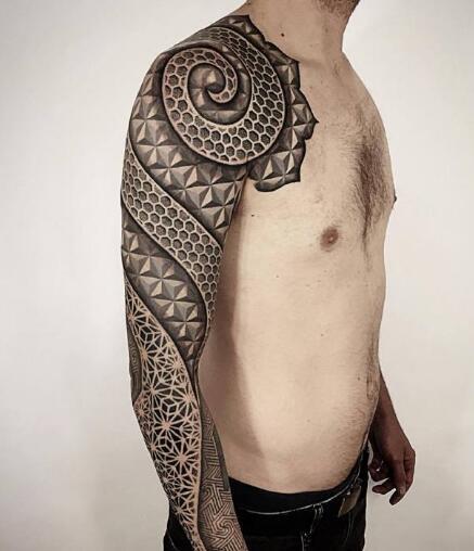 图腾大黑臂几何设计纹身 拉斯维加斯的纹身艺术家Brandon Crone作品