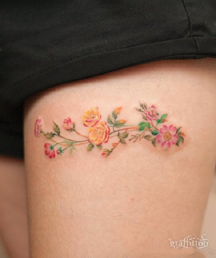 女孩子大腿处一组小花花纹身图片