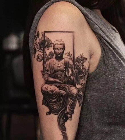 包大臂的一组佛主题纹身作品图片