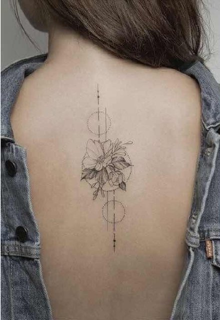 女生后背脊柱上的一组小清新纹身作品图片