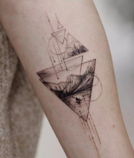 一组小臂上漂亮的线条几何纹身图案
