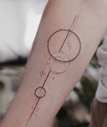 一组小臂上漂亮的线条几何纹身图案