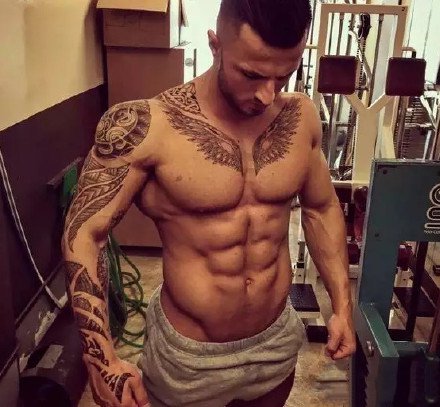 纹身肌肉型男,纹身做衣的9款肌肉帅哥图片