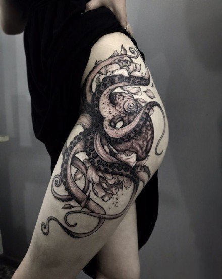 大腿上写实逼真的几款大章鱼纹身图片