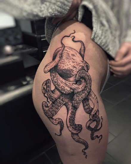 大腿上写实逼真的几款大章鱼纹身图片