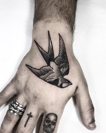 手背上黑灰色的9款纹身作品欣赏