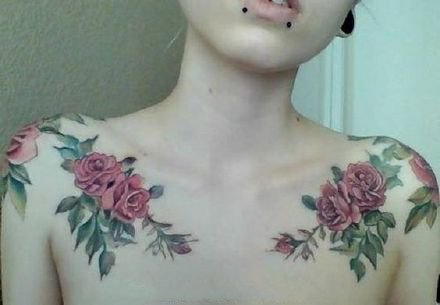 女生肩部锁骨漂亮的小花花纹身图片