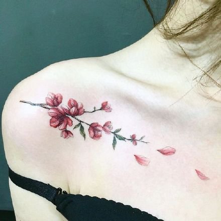 女生肩部锁骨漂亮的小花花纹身图片