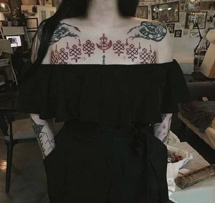 女生胸前锁骨处的一组黑灰漂亮纹身图片