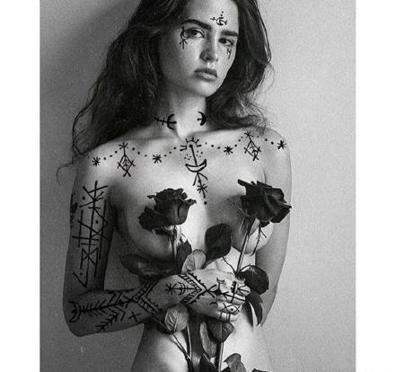 女生胸前锁骨处的一组黑灰漂亮纹身图片