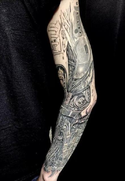 超帅气的男性包手臂的机械手臂纹身图案
