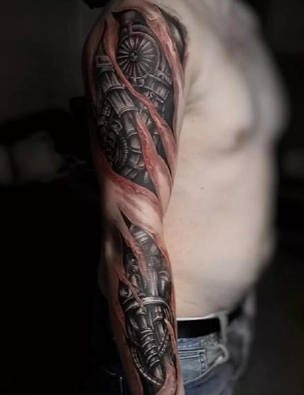 超帅气的男性包手臂的机械手臂纹身图案