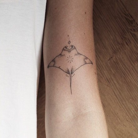 蝠鲼纹身 9款大海里的魔鬼鱼蝠鲼纹身图片