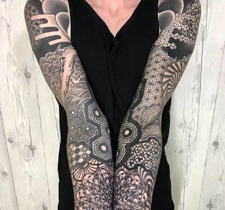 密密麻麻的几何梵花主题的大黑臂纹身