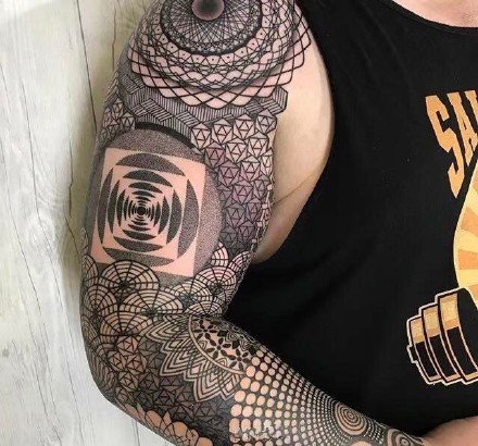 密密麻麻的几何梵花主题的大黑臂纹身