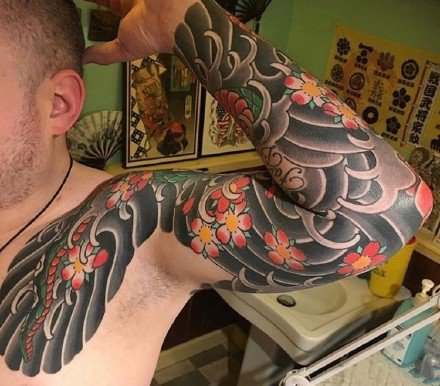 9款男士的樱花半甲纹身图案作品