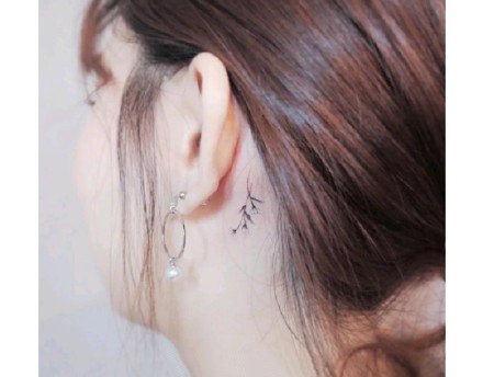 耳朵后小纹身 18款耳根处的简约小纹身图片