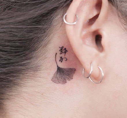 耳朵后小纹身 18款耳根处的简约小纹身图片