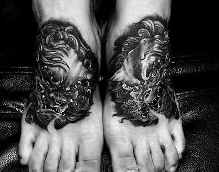 两只脚背纹身一左一右的成对纹身作品