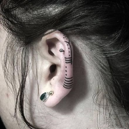 神秘耳朵上的一组小纹身赏析
