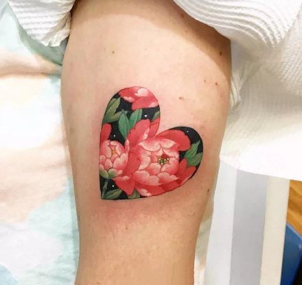 桃心和花朵搭配的一组纹身图片赏析