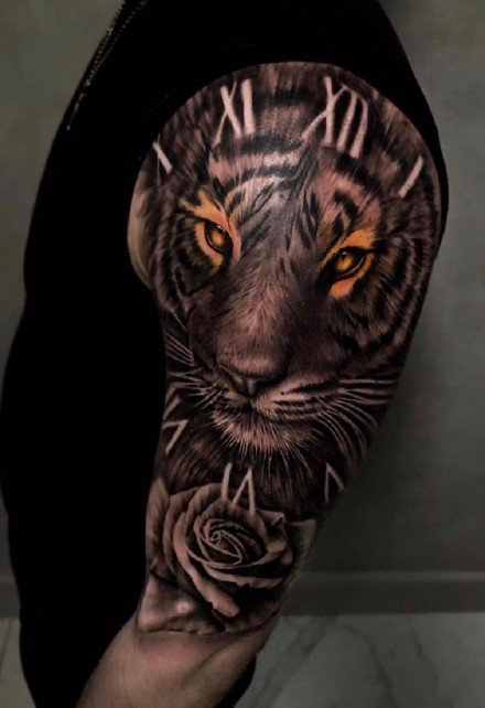 一组黑灰写实风格的老虎纹身图案