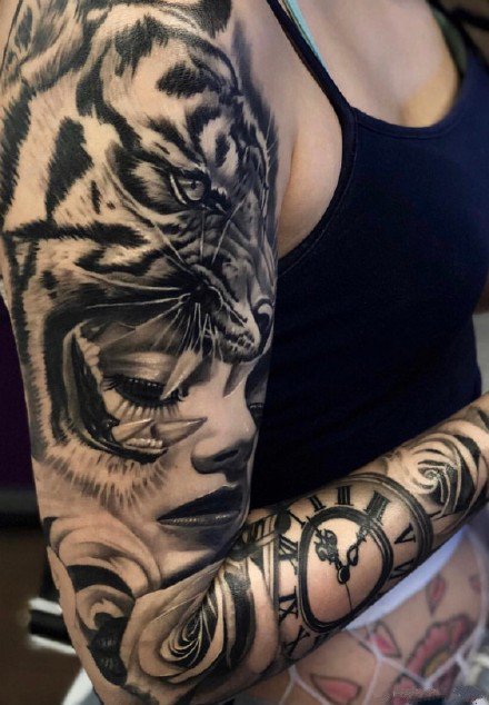一组黑灰写实风格的老虎纹身图案