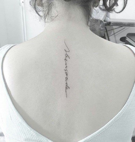 女生后肩和后背脊柱简约的一条线英文纹身图案