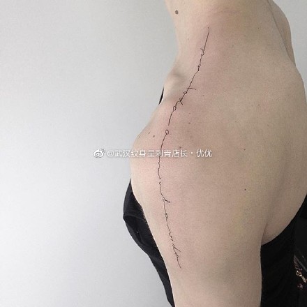 女生后肩和后背脊柱简约的一条线英文纹身图案