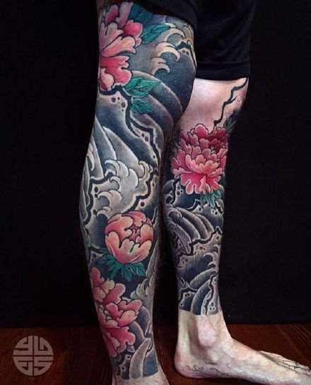 男性包小腿的一组传统浪花纹身作品